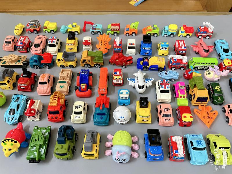 HỘP (20-40) xe oto chạy bánh đà khác nhau Đồ Chơi Toy