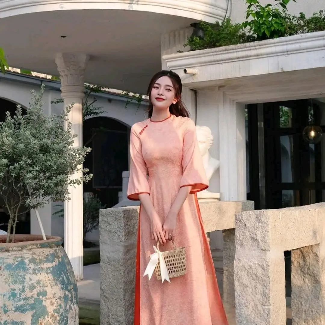 Áo dài cách tân gấm cổ tròn phối màu siêu xinh cho các nàng
