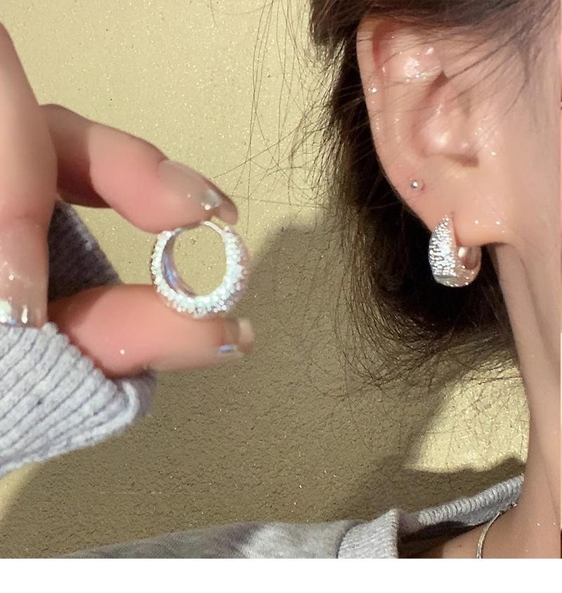 Product Introduction of Metal Minimalist Matte Hoop Earrings New High-end Stud Earrings Unique Temperament Ear Jewelry for Women 5