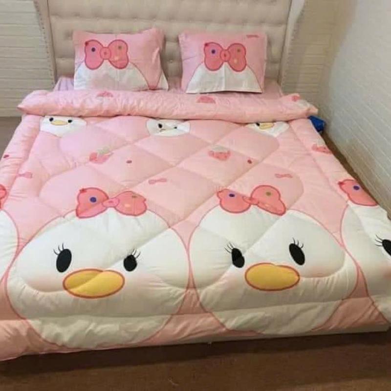  Mẫu Vịt Hồng   Sét 5 Món Gồm : 1 Chăn 2 Vỏ Gối Đầu 1 Vỏ Gối Ôm  1 Ga Chun Bọc Nệm 1m2,1m4,1m6,1m8,2m    