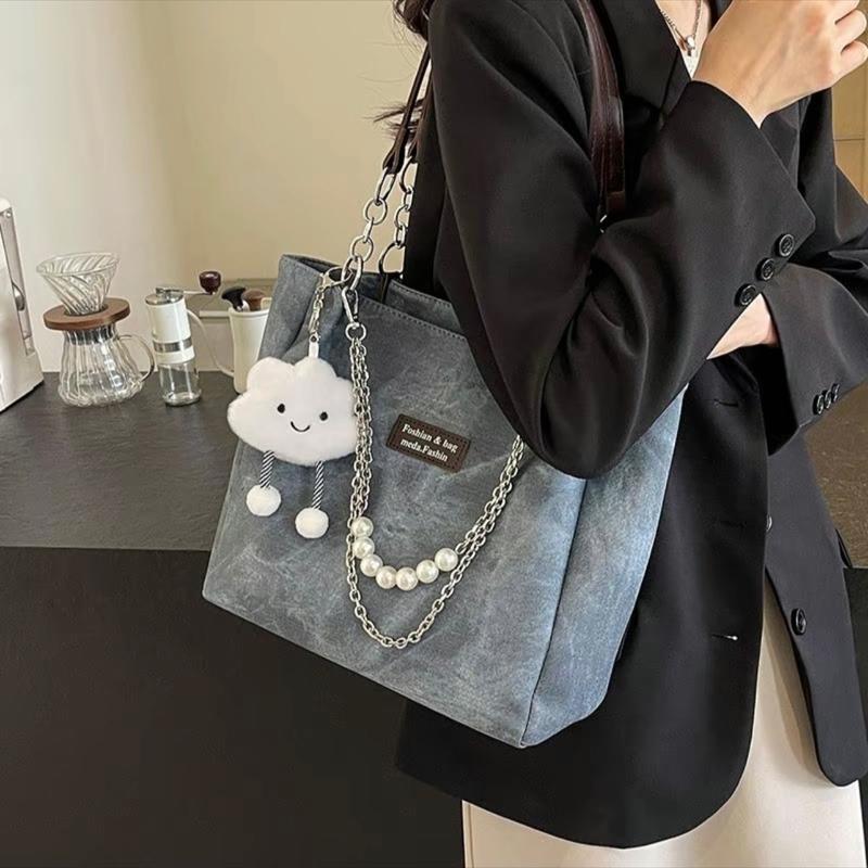 Túi xách nữ đeo vai dáng tote chất da loang kèm phụ kiện xích và charm gấu 471