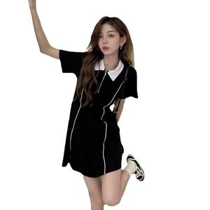 ชุดเดรสคอโปโลซิปสำหรับผู้หญิง ฤดูร้อน 2025 สำหรับนักเรียนกระชับสัดส่วนแขนสั้นสบาย ชุดยาวกลางน่ารักลายทาง