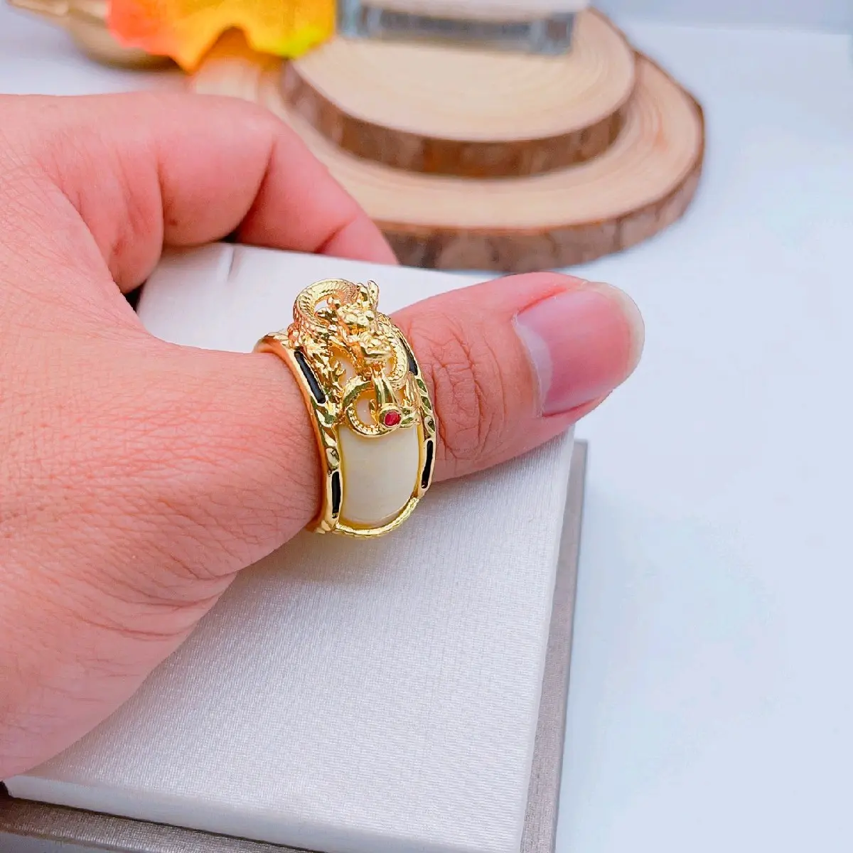 nhẫn ngà cuộn rồng