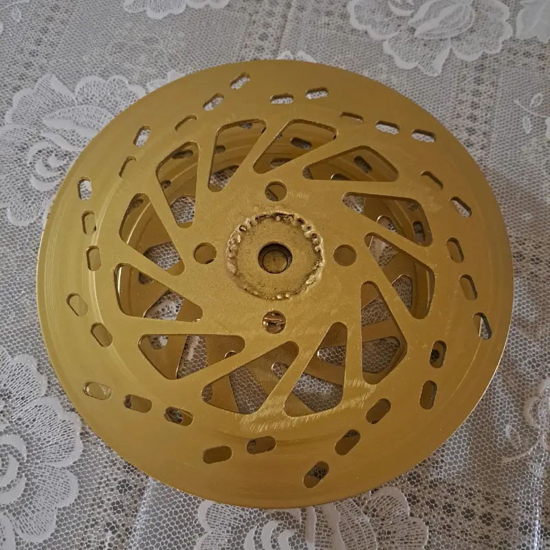 Đế xoay, có thể chọn màu sơn. 1