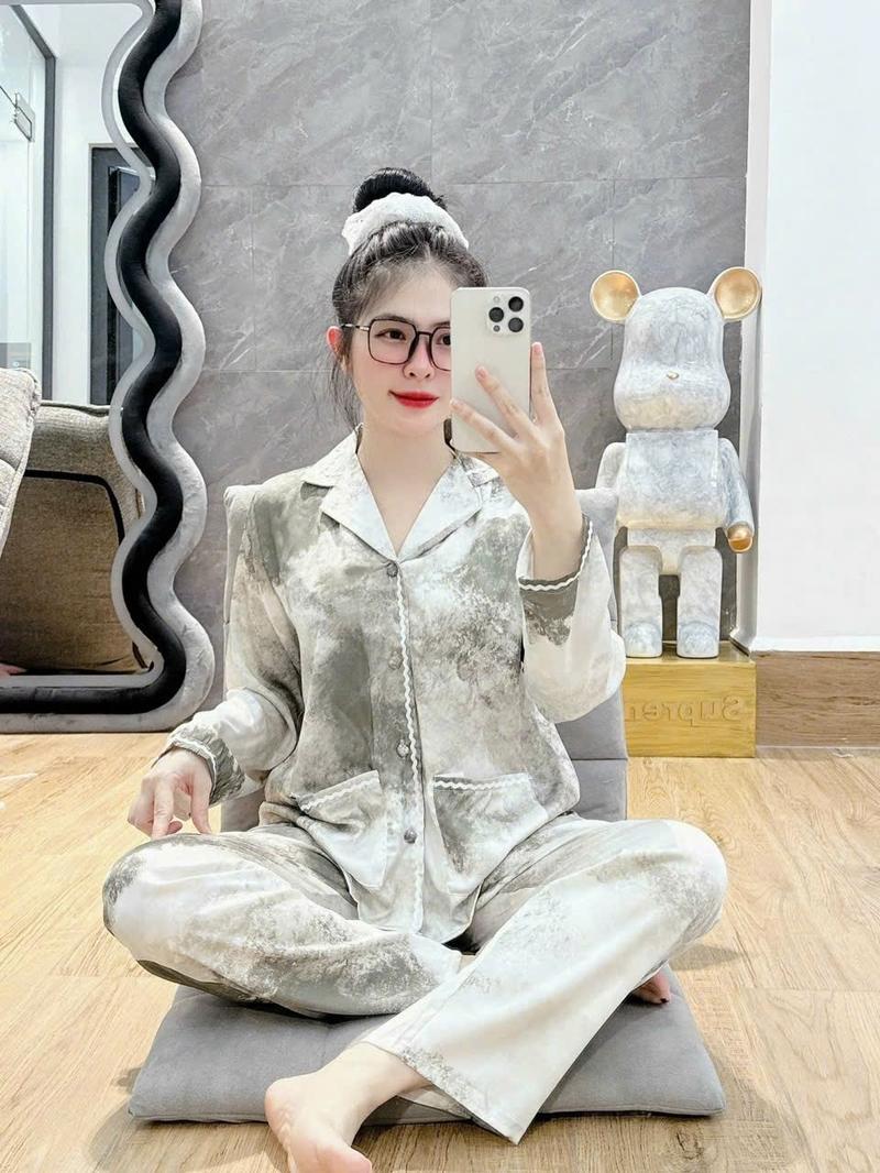 Product Introduction of Bộ lụa latin tơ tằm 40/60kg cúc bọc túi viền tay dài màu loang xinh mặc nhà cao cấp  Women Quần Ngủ Nữ Áo Voi Kem Nhung 9