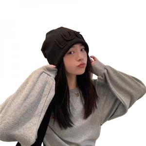 หมวกสลาวชี่สำหรับผู้หญิง ขายดี ปี 2025 สต็อกพร้อม แฟชั่นฤดูใบไม้ผลิและฤดูใบไม้ร่วง หมวกถักตัวอักษร ดีไซน์แฟชั่นขั้นสูง