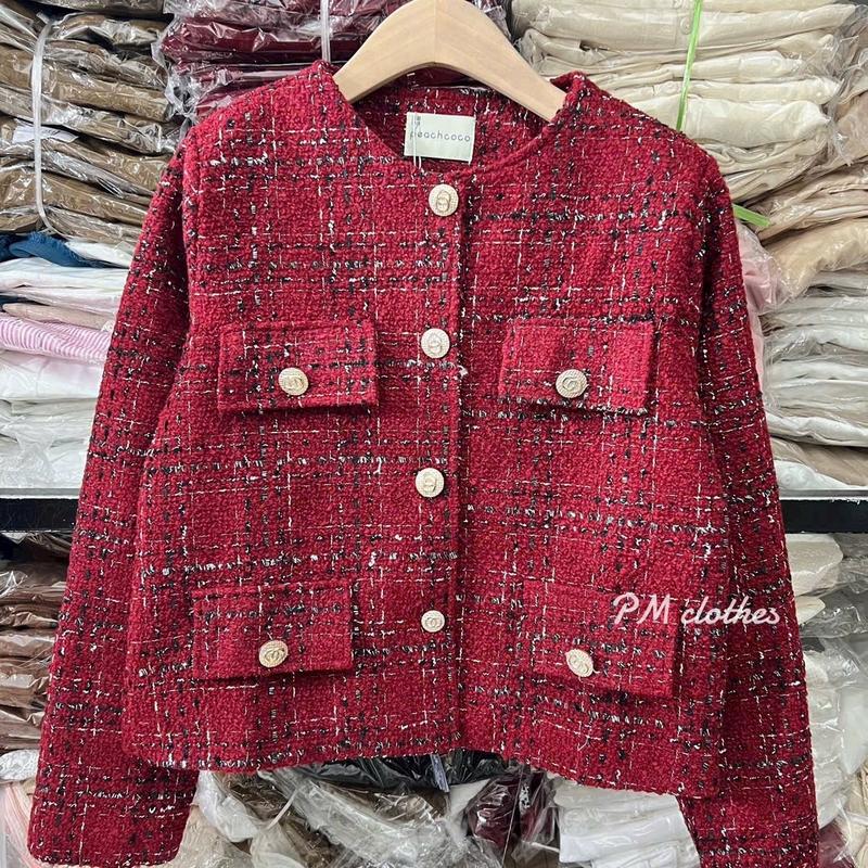 Áo Khoác Dạ Tweed Đỏ Nữ Dài Tay 4 Nắp Túi Đính Cúc Vàng độn vai cổ tròn thời trang 3