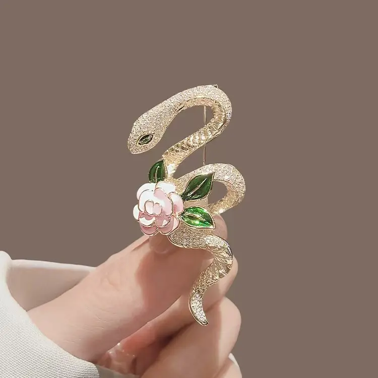 French Style Dynamic Snake Bone Brooch Exquisite and Capable Clothing Accessory Niche Design Sense Inlaid with Diamonds and Real Gold Plated High-end Brooch