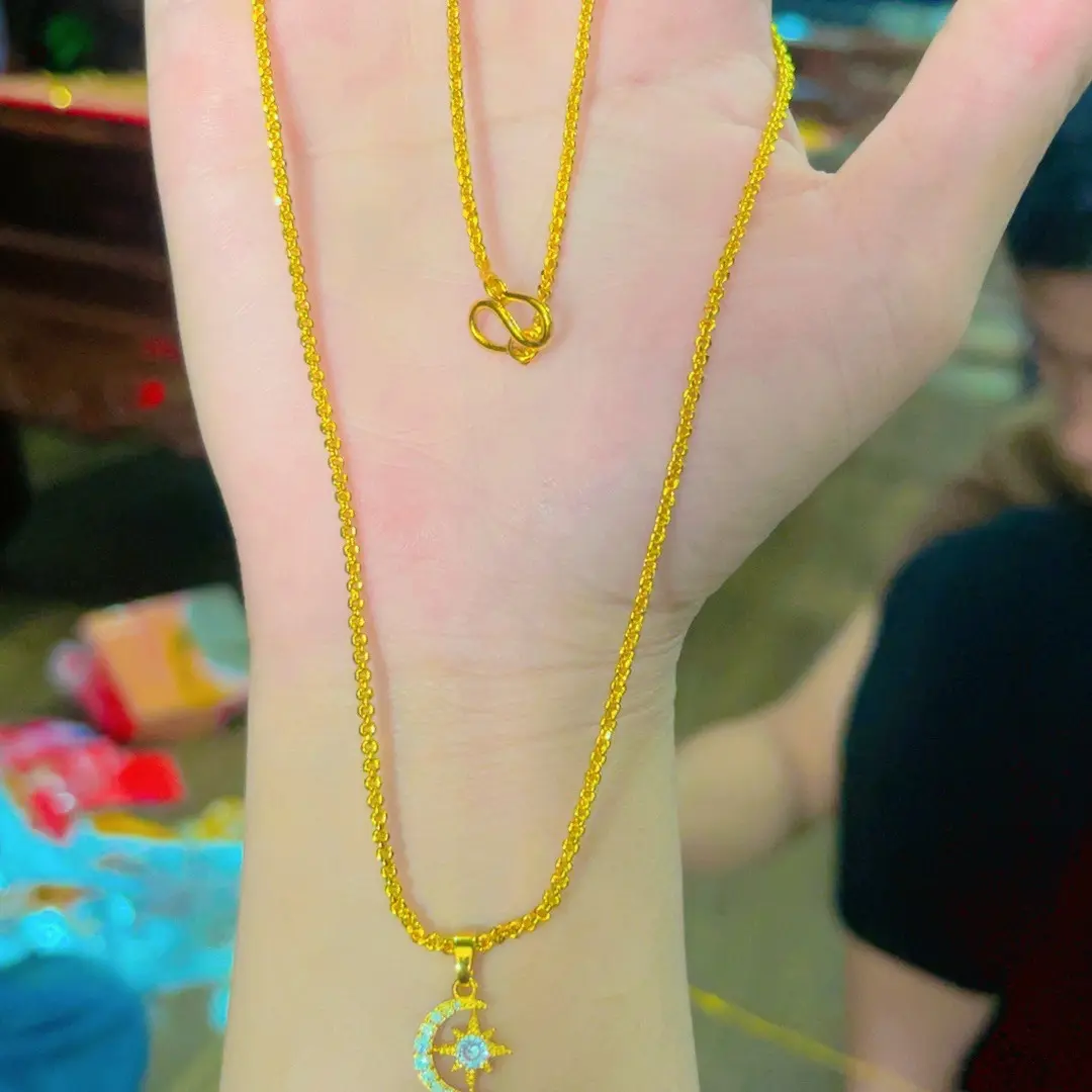 Dây chuyền titan ảnh shop tự chụp