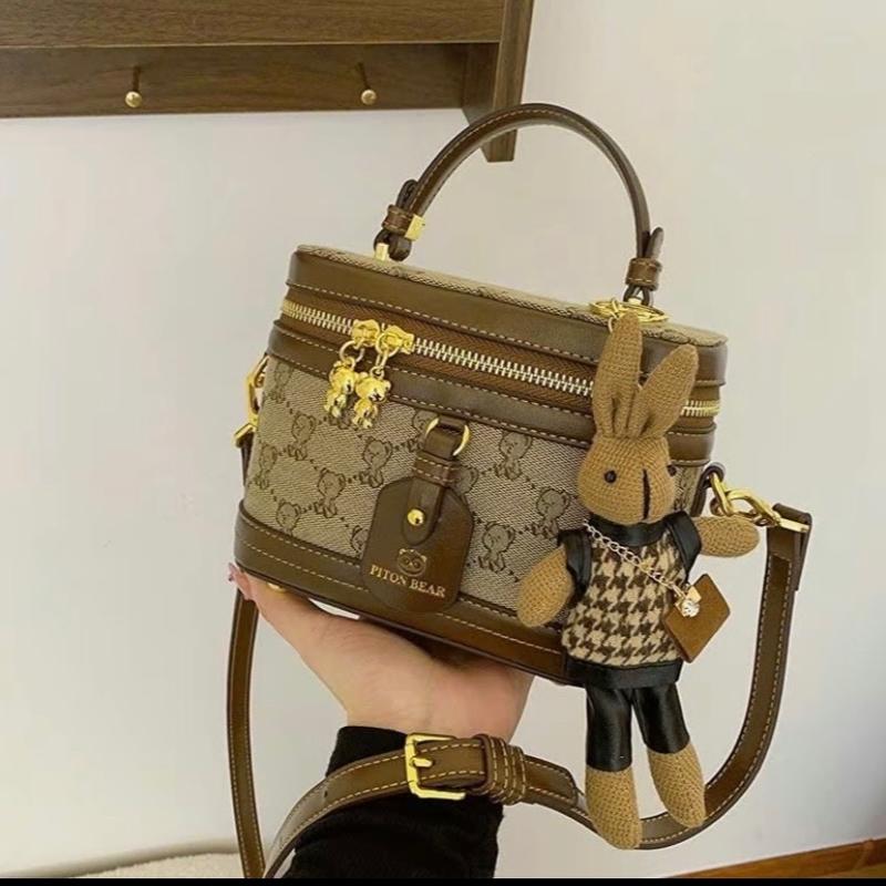 { Tặng kèm charm thỏ} Túi xách nữ đeo chéo cầm tay dáng cốp hoạ tiết gấu size 18cm