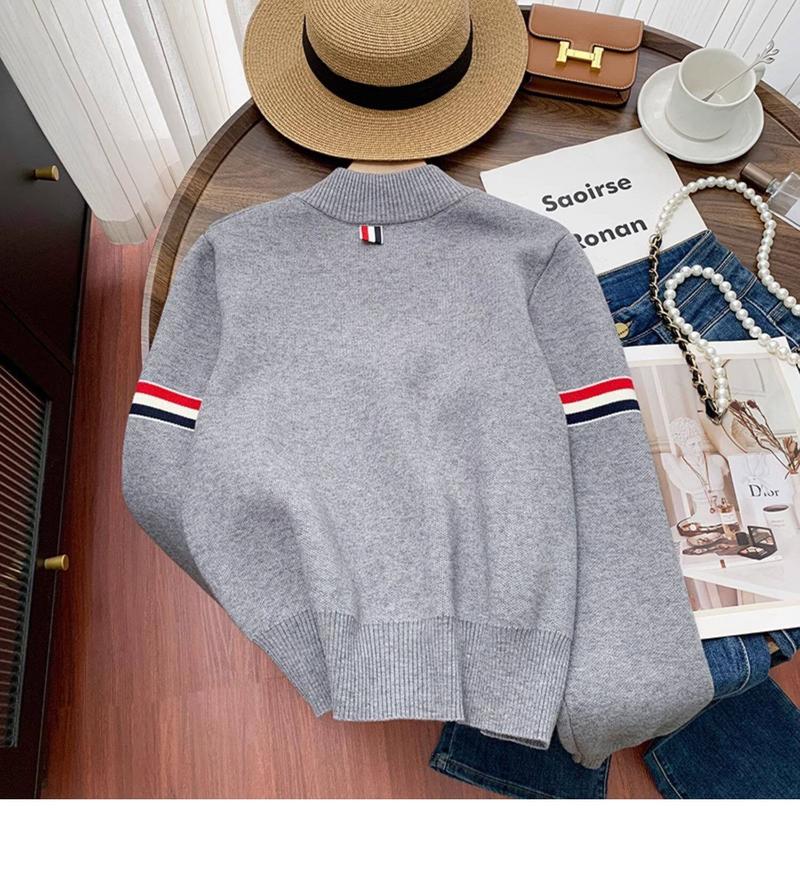 Product Introduction of Áo Len Thể Thao Nữ, Dáng Rộng Vừa Vặn, Thiết Kế Tay Đôi, Có Ruy Băng Dệt Màu, Cổ Bóng Chày, Kết Hợp Năng Động Trẻ Trung, Thích Hợp Cho Mùa Thu Và Mùa Đông Women Top Dài Tay 24