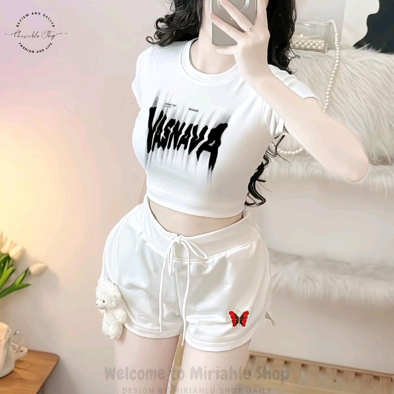 [Size S, M] Set Phối Áo Croptop Dáng Ngắn Form Ôm Body Nữ Tôn Dáng In Hình Vasnava Phối Quần Short Đính Gấu Bông In Hình Bớm (Có Túi)