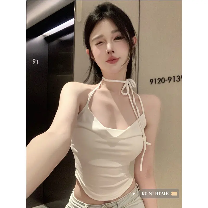 Summer Fashion: Sleeveless Top for Women in a Mature and Alluring Style