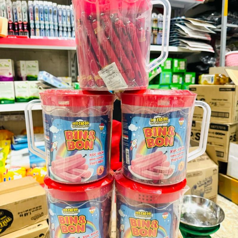 Hộp 50 Cây Xúc Xích Heo Cao Bồi Bin & Bon Masan 19g (Hộp Sử Dụng Làm Ca Đựng Nước)