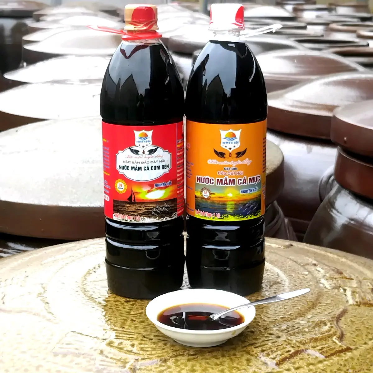 COMBO 1LÍT NƯỚC CÁ CƠM ĐEN CÔ ĐẶC. 39⁰ ĐẠM+ 1 LÍT NƯỚC MẮM CÁ MỰC  42⁰ ĐAM"SẢN PHẨM CAO CẤP.NƯỚCMẮM TRUYỀN THỐNG. ĐẶC SẢN  ĐẢO CÁT HẢI.GIA VỊ CHẤM, XỐT NẤU ĂN