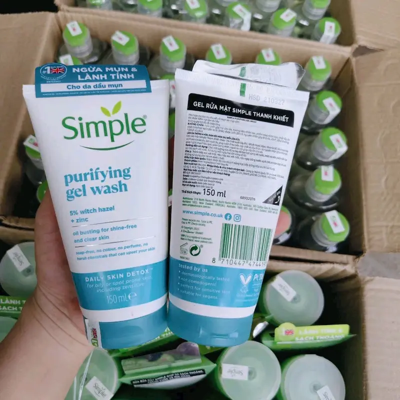 Sữa Rửa Mặt Simple Dành Cho Da Dầu, Mụn - Loại Bỏ Sạch Bụi Bẩn, Dầu Thừa Và Bã Nhờn Trên Da - Skincare 3
