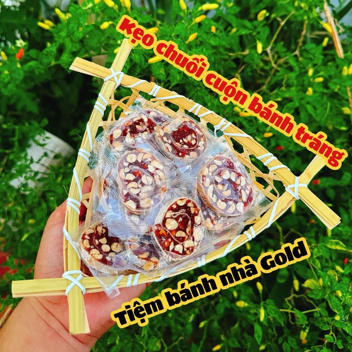 Kẹo chuối cuộn bánh tráng nhà làm, chuối xiêm đen ngào