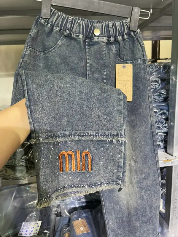 A31- quần jean dang xuông thêu hinh chu gập  gấu cho bé gái có size từ 20-60kg dài quần 70-94cm 2