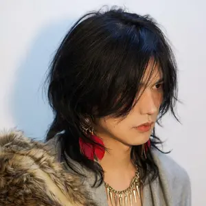 Wig pria tampan rambut panjang kepala belanak netral angin ekor serigala Hitam