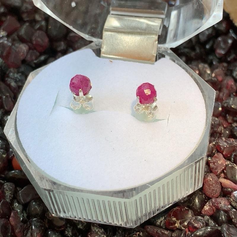 Đôi hoa tai nụ bạc thật gắn đá tinh thể Ru.by thôtự nhiên 4mm