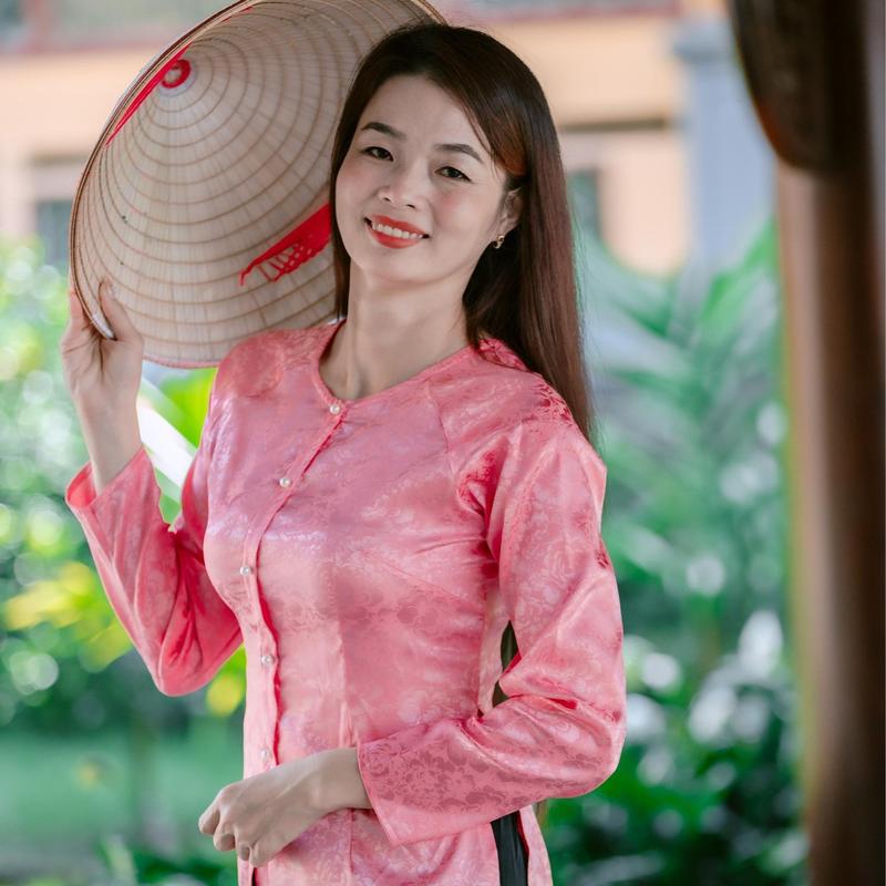 SÉT ÁO LẺ, QUẦN LẺ  BÀ BA TRUYỀN THỐNG GẮM HOA,GẤM 2 DA, QUẦN LƯNG BẢN PHÍA SAU, KẾT HỢP TÚI TRONG PHONG CACH HIỆN ĐẠI TRẺ TRUNG, PHONG CÁCH TRUYỀN THỐNG, LỊCH LÃM XINH ĐẸP, 100% LỤA TẰM ƯỚC, TẶNG KÈM CỘT TÓC XINH Kem Women Sen Dress   dài 9