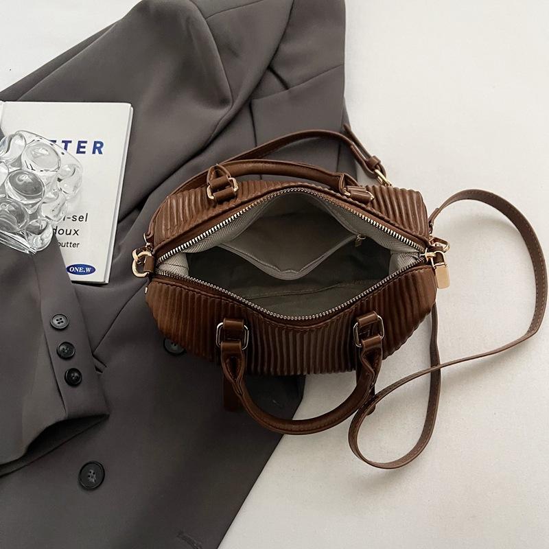 Product Introduction of High-quality Hand-held Bowling Bag Women's Autumn and Winter Simple and Fashionable Shoulder Bag Feeling Messenger Bag Bag 6609-521 9