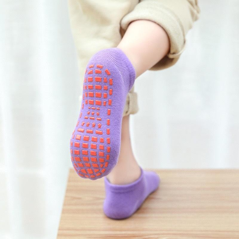 Vớ Cao Su Silicone,Tất Chống Trượt , Khu Vui Chơi Cho Bé Người Lớn Từ 1-20 Tuổi Đủ size Màu Sắc 3