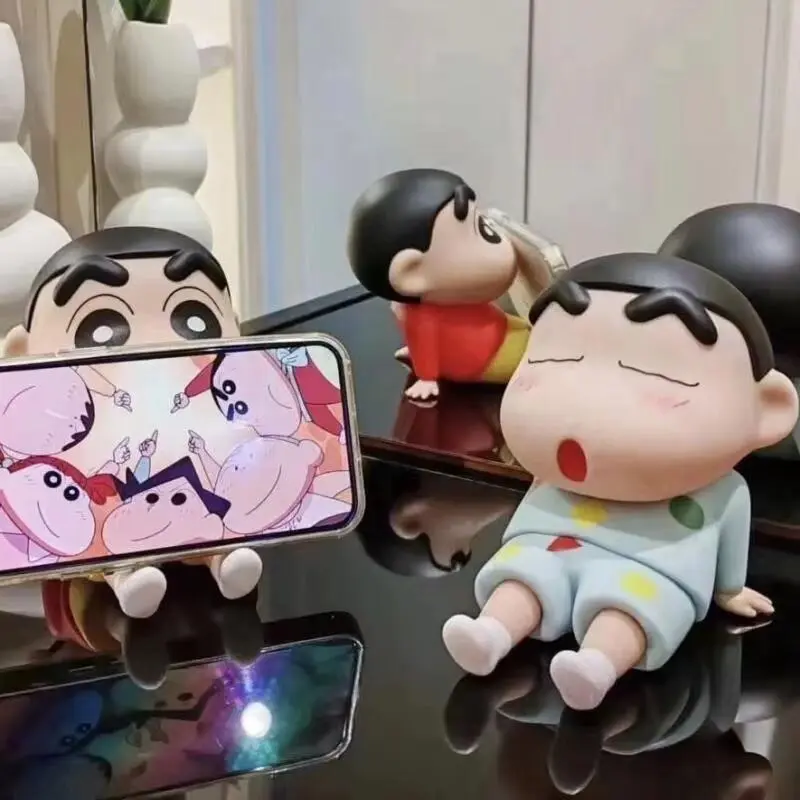 Phụ Kiện Điện Thoại Kawaii Dễ Thương, Bút Chì Màu Shin Chan Di Động, Búp Bê Sáng Tạo Thời Trang, Chân Đế Hiển Thị Để Bàn Cầm Tay Hoạt Hình, Quà Tặng Phone