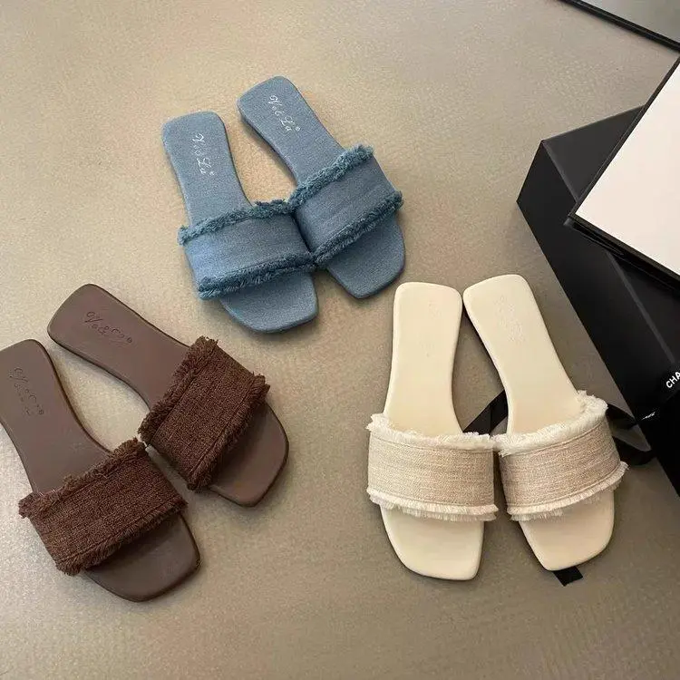 Sandals With Crossover Straps On Soft Soles And Open-toe Straps