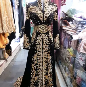 kebaya pengantin bludru  ekor Panjang Wanita