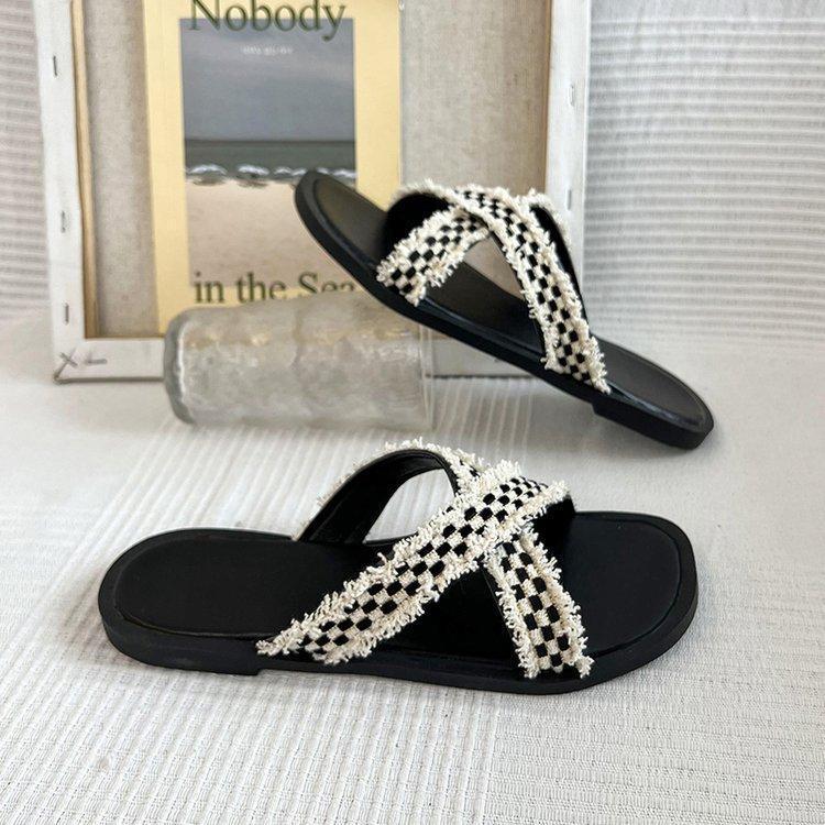 Product Introduction of Flip-flops, square toe, black and white check, fashion, slip-on sandals 4