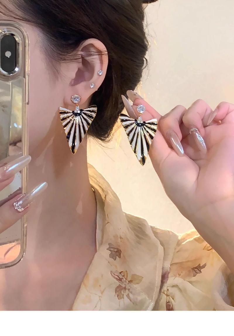 Product Introduction of 2025 New Luxurious Goddess! European and American Style Fashionable Personality Light Luxury Color-Block Earrings Retro Niche Design High-End Earrings for Women 5