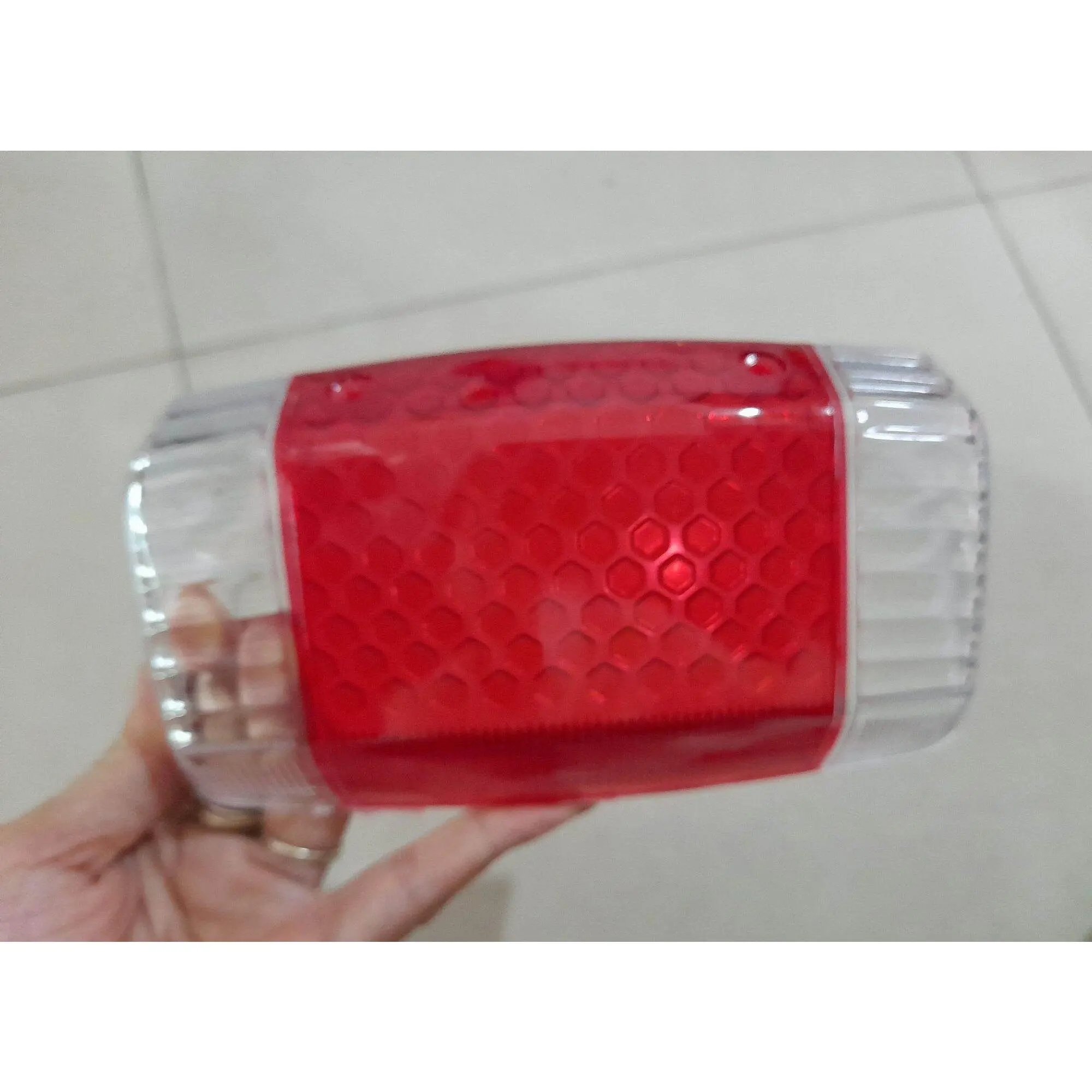 Chụp lái đuôi đèn sau xe Max Neo.