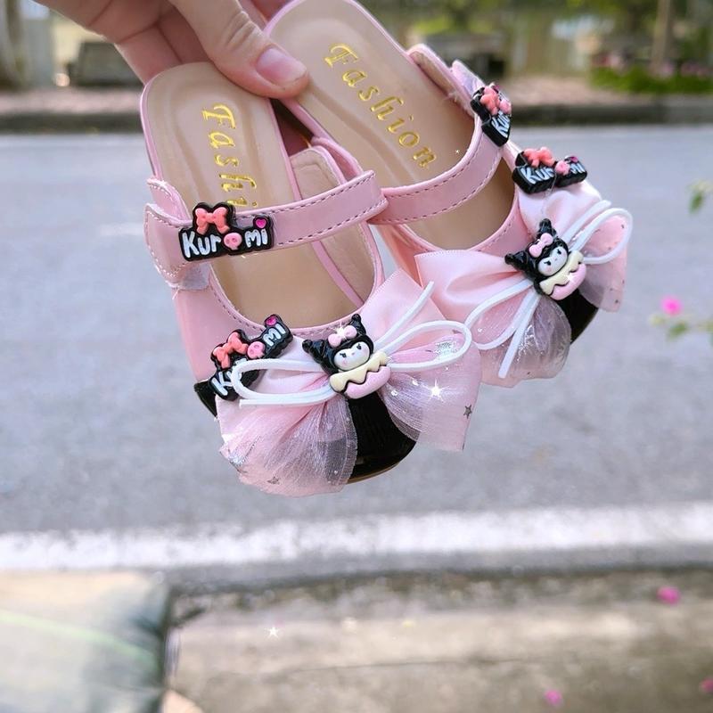 Sục Kuromi phom nhỏ cho bé gái 22-35 da mềm đế nhẹ chống trơn trượt hai màu đen và kem dành cho mọi lứa tuổi dép bít mũi
