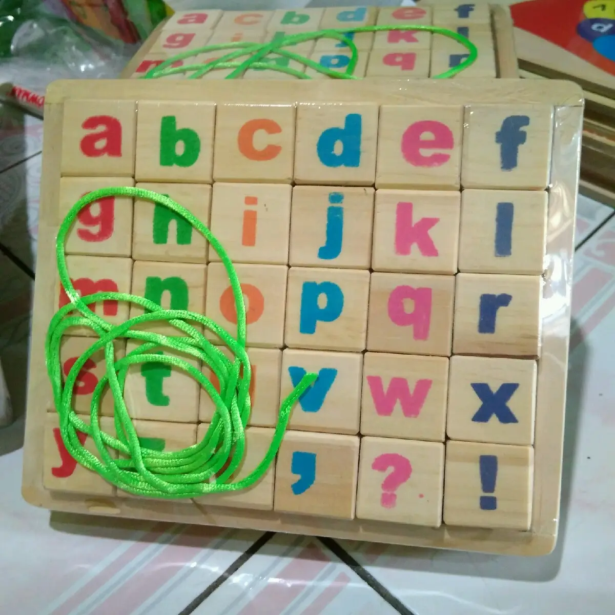 mainan kayu meronce balok huruf