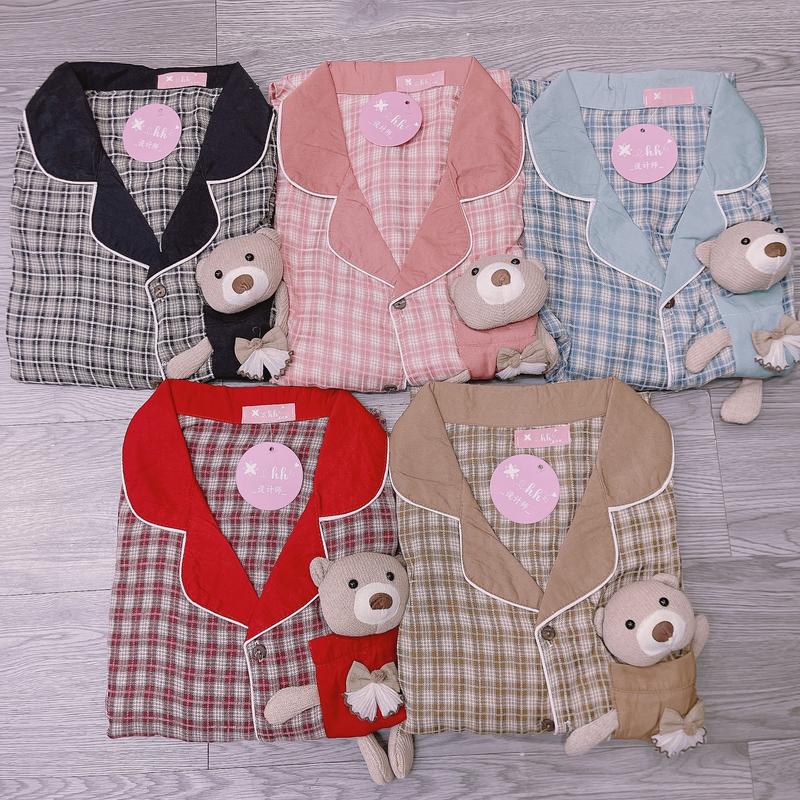 Bộ đồ ngủ mặc nhà Hh của nữ Áo dài tay cổ pizama bản to trơn 1 màu  phối viền chỉ trắng bên trái ngực có túi áo gắn con Gấu 3d nổi quần dài hoạ tiết kẻ caro nhỏ chất liệu đũi mềm êm mát thấm hút mồ hôi 5