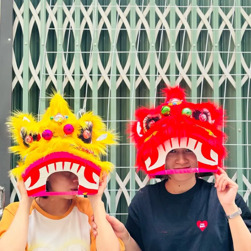 ￼Đầu lân sư tử loại đẹp có đuôi kim sa,có đèn nhấp nháy mặt nạ ông địa 5
