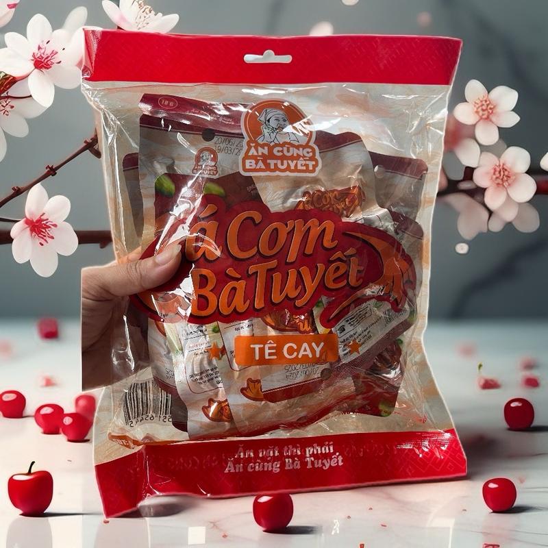 Combo 20 gói cá cơm bà tuyết sản xuất tại Việt Nam hạn sử dụng 6 tháng thành phần chính là cá cơm thơm ngon tẩm ướp sẵn gia vị các bạn có thể xé ra ăn trực tiếp hoặc ăn với cơm.