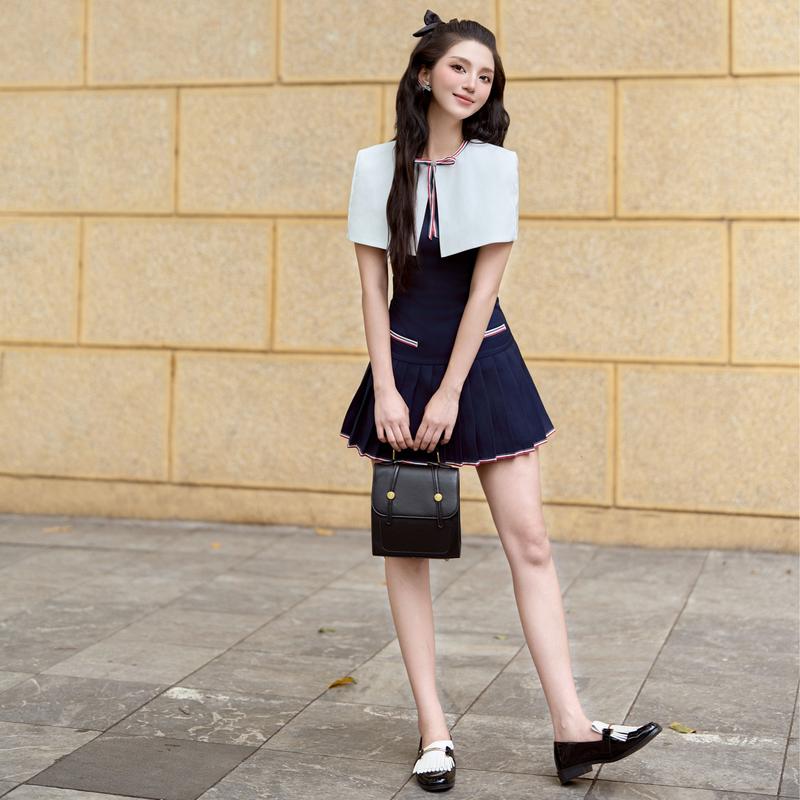 SOLEIL - Váy Đầm Nữ Ara Dress Thiết Kế Nữ Dáng Xòe Ngắn Phối Áo Choàng Trắng Đính Nơ Chiết Eo Xếp Ly Màu Xanh Navy Viền Trắng Đỏ Tiểu Thư Sang Chảnh Đi Chơi Đi Tiệc Women VD26