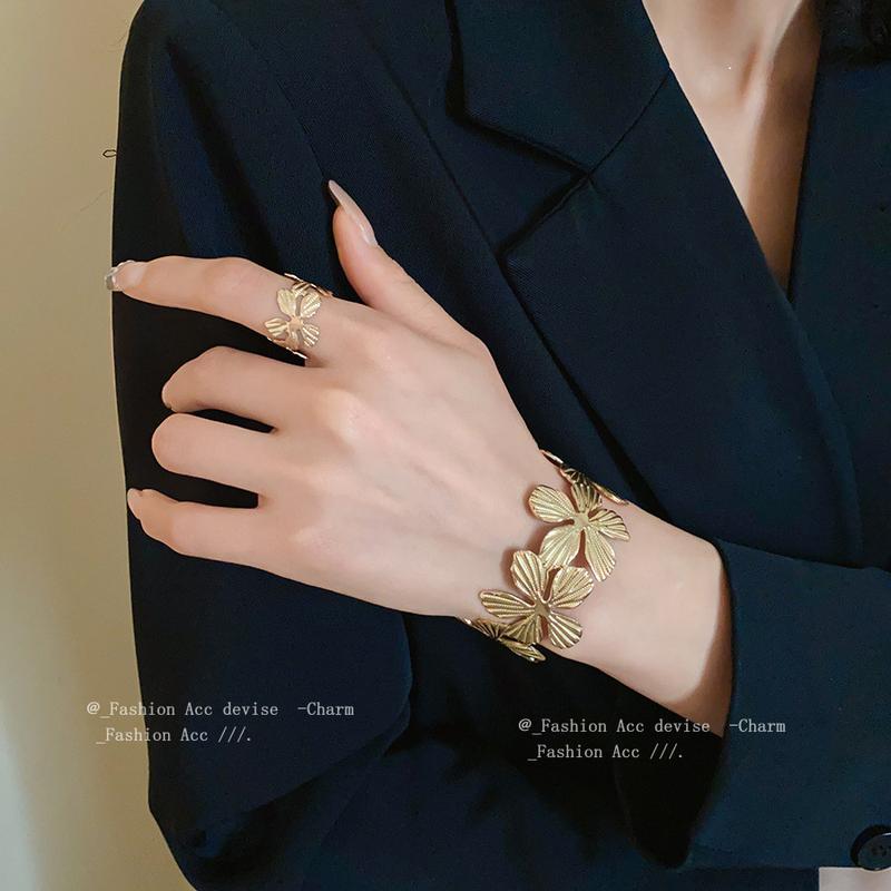 Bộ Dây Vòng Tay Và Nhẫn Mở Thiết Kế Hoa Họa Tiết Kim Loại Bộ Hai Mảnh Thời Trang Đơn Giản Phong Cách Cá Tính Giá Cả Phải Chăng Trang Trí Tay Sang Trọng Dành Cho Nữ