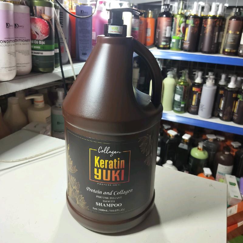 ( Tặng 10 chiếc khẩu trang 5 d   )Dầu gội yuki collagen keratin vỏ thân chai 5000 ml , trọng lượng  thực tế 4,3 kg , trọng lượng dầu gội 4000ml Chăm Sóc Tóc
