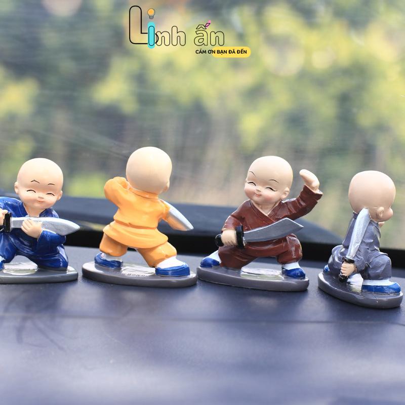 Tượng Trang Trí Ô Tô - Phụ Kiện Trang Trí Ô Tô Sang Trọng - Set Trang Trí Taplo Ô Tô Xe Hơi - Bô Chú Tiểu Mini Luyện Võ Cầm Đao Nâng Bình TẶNG ĐẾ KEO - LINH ẤN 7