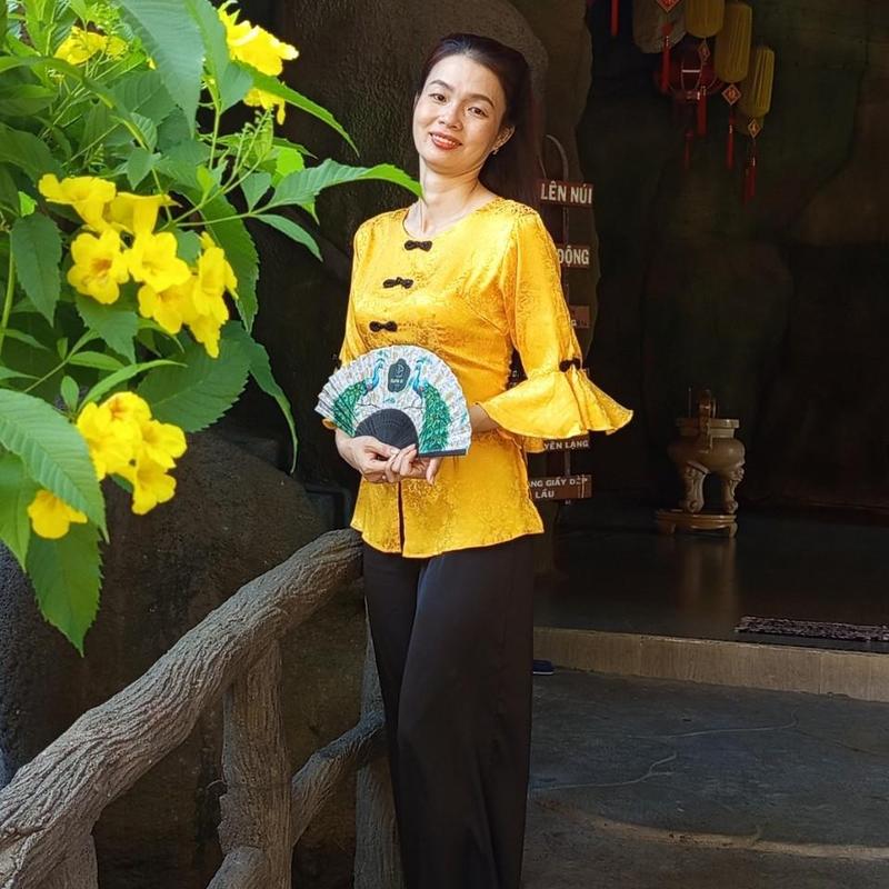 SÉT ÁO LẺ  BÀ BA,TAY LOE,, ÁO GẤM 2 DA,HOA VĂN ,QUẦN BẢN LƯNG PHÍA SAU, KẾT HƠP TÚI TRONG, PHONG CÁCH LỊCH LÃM , HIỆN ĐẠI MẪU MỚI NHẤT, TẶNG KÈM 1 CỘT TÓC XINH Nữ Kem Women Nhung 3