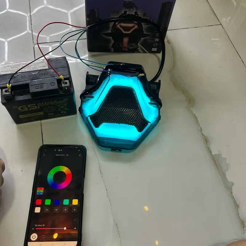 Đèn hậu TST exciter 150 chỉnh nhiều màu viền bằng app điện thoại 1