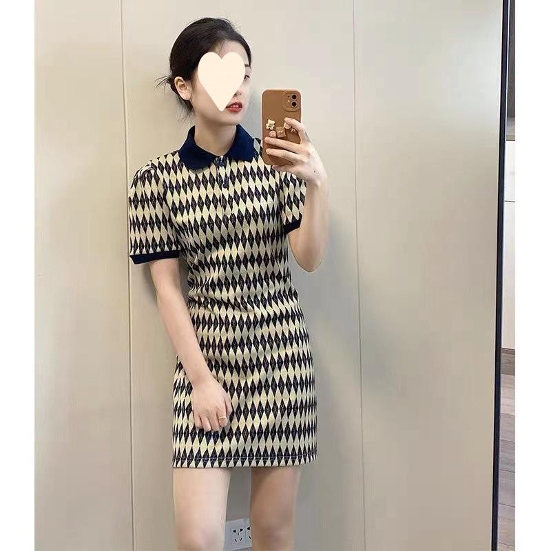 Product Introduction of Váy Kẻ Sọc Hình Thoi Cổ Polo Phong Cách Pháp, Hàng Mới Về, Dành Cho Nữ, Mùa Hè 2024, Thiết Kế Cổ Điển ngắn, Phong Cách Độc Đáo 2
