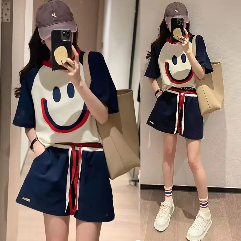 Bộ Đồ Thể Thao Thêu Mặt Cười Bộ Đồ Hai Mảnh Hợp Xu hướng Dành Cho Nữ, Dáng Rộng Vừa Vặn, Phong Cách Thường Ngày Quần Đùi Ngắn Tay, Thích Hợp Cho Mùa Hè, 2024 Áo Top