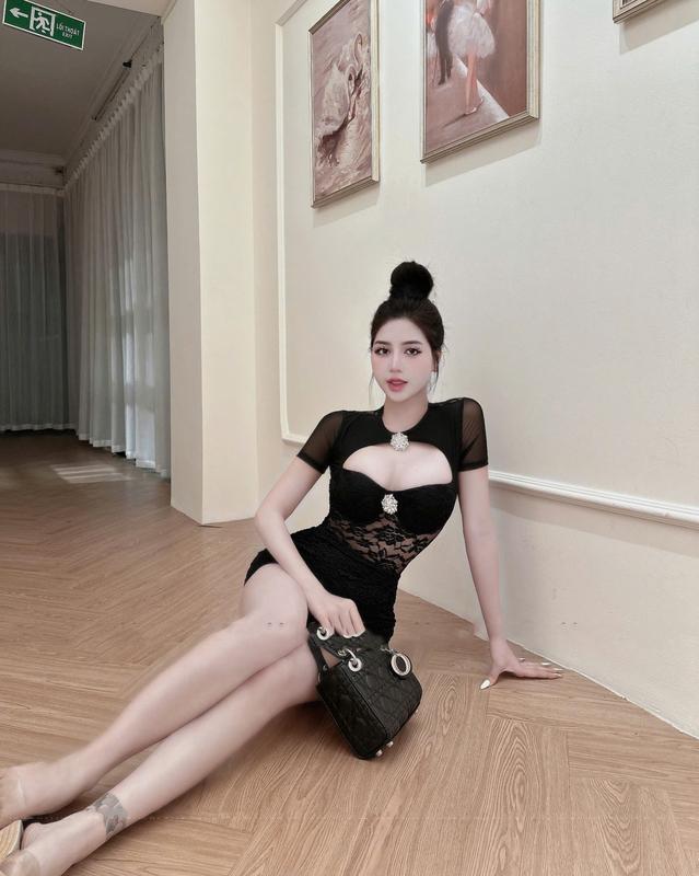 Đầm body ren xẻ ngực 2 lớp kèm tag đá tháo rời tôn dáng sang chảnh mặc nhiều dịp 2