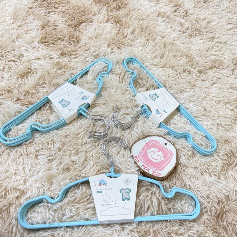 Móc quần áo trẻ em Holla, móc treo có sẵn,2 màu,1 set 5c hàng chính hãng 0