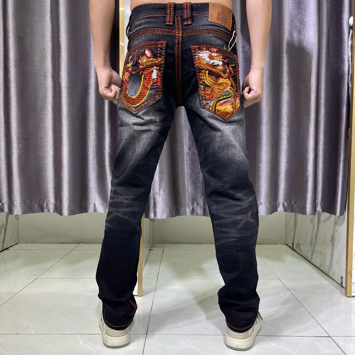Quần jean nam màu đen túi thêu rồng , chỉ cam độ 4 kim , chất jean denim có độ co giãn nhẹ