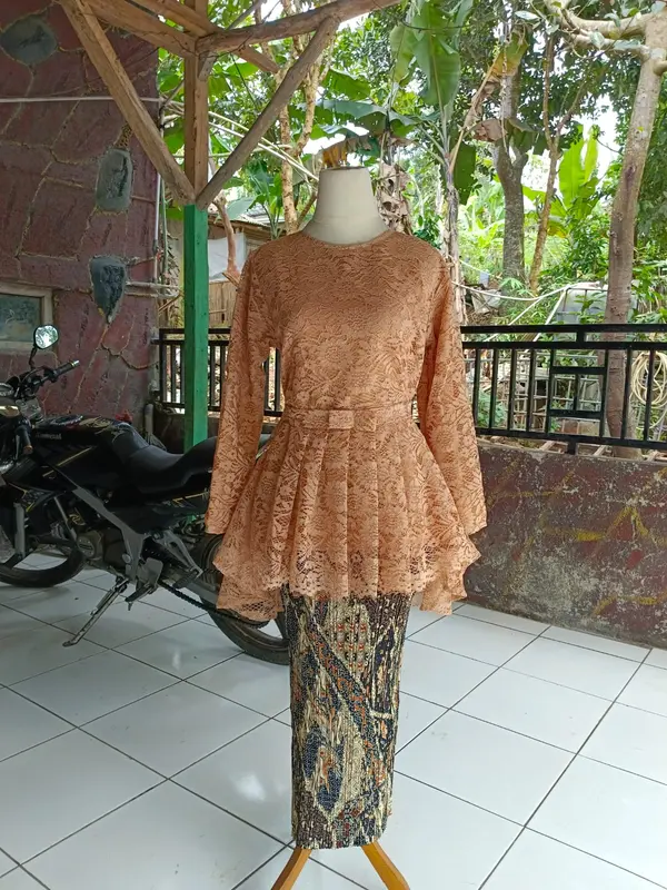 SETELAN KEBAYA GOTIK MUTIARA/KEBAYA BRUKAT WISUDA WANITA / KEBAYA LAMARAN MEWAH /KEBAYA PESTA / KEBAYA BROKAT Bawahan ROK PLISKET BATIK 6